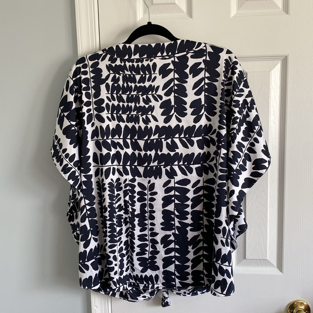 Chico's Foliage Print Tie Front Blouse Size 1 (Women's Size 8) Navy & White - Picture 7 of 8